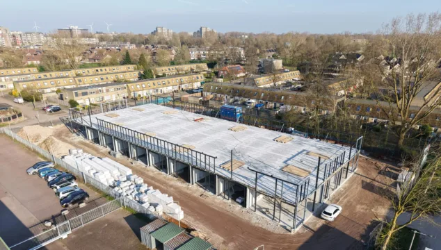 De 1ste verdieping van de Bedrijfspanden aan de overmaat is afgerond.