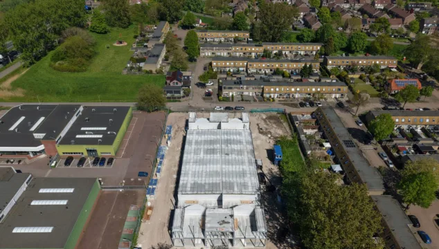 Dakvloer gereed aan bij nieuw bedrijfspand aan de Overmaat in Arnhem