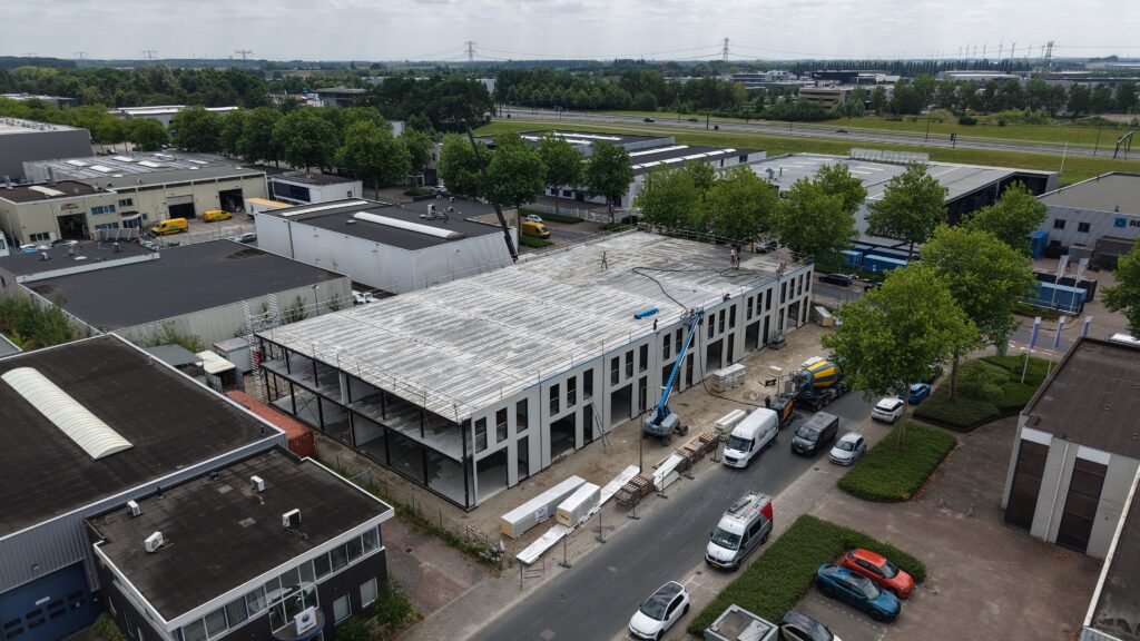 Dakvloer gereed bij bedrijfspand in Dordrecht