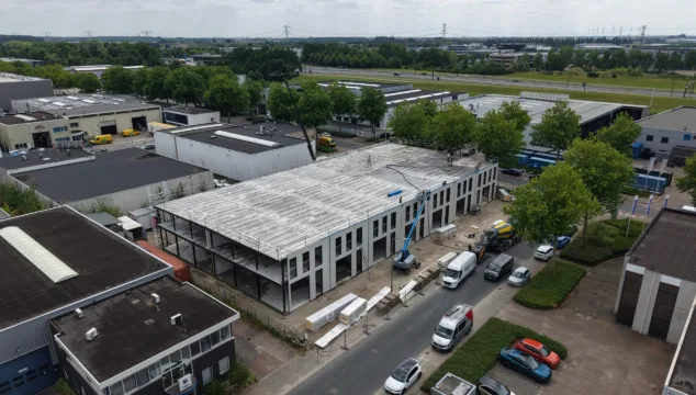 Dakvloer gereed bij bedrijfspand in Dordrecht