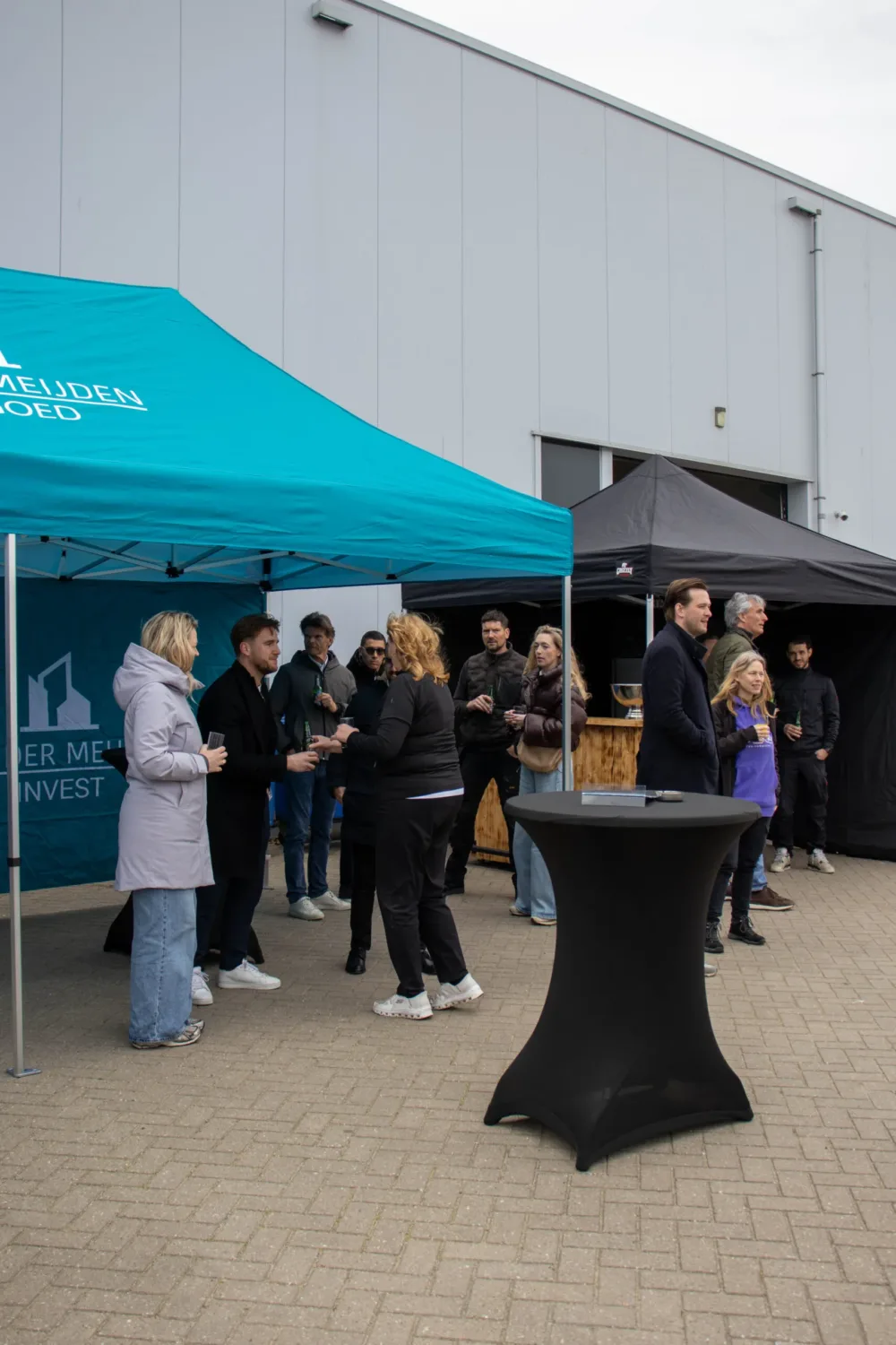 Feestelijke viering bij bouw van bedrijfspand in Woerden