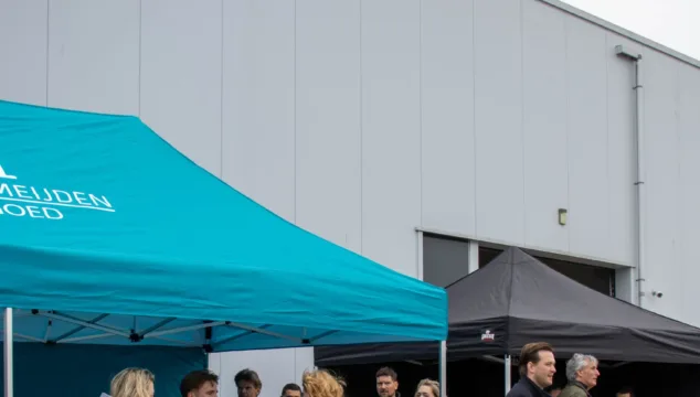 Feestelijke viering bij bouw van bedrijfspand in Woerden