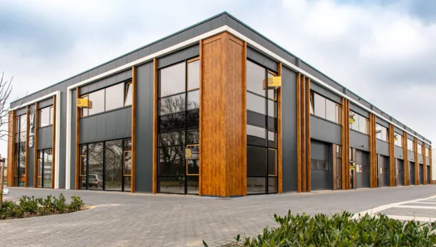 Afbeelding van een modern bedrijfspand in Oudenbosch dat is ontwikkeld door Van der Meijden Vastgoed.