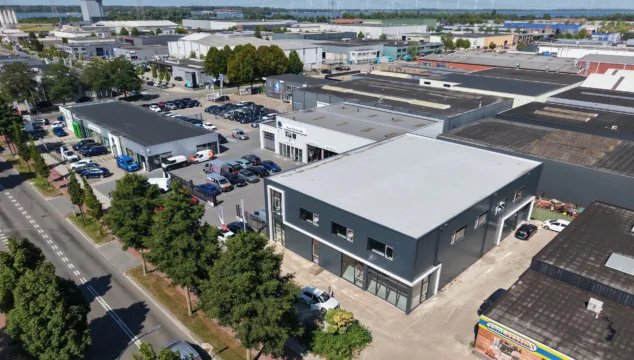 Een afbeelding van een bedrijfspand dat te huur wordt aangeboden in Harderwijk. Ontwikkeld voor ondernemers die op zoek zijn naar een plek waar zij kunnen groeien. De gevel is donkergrijs en het pand is casco opgeleverd.