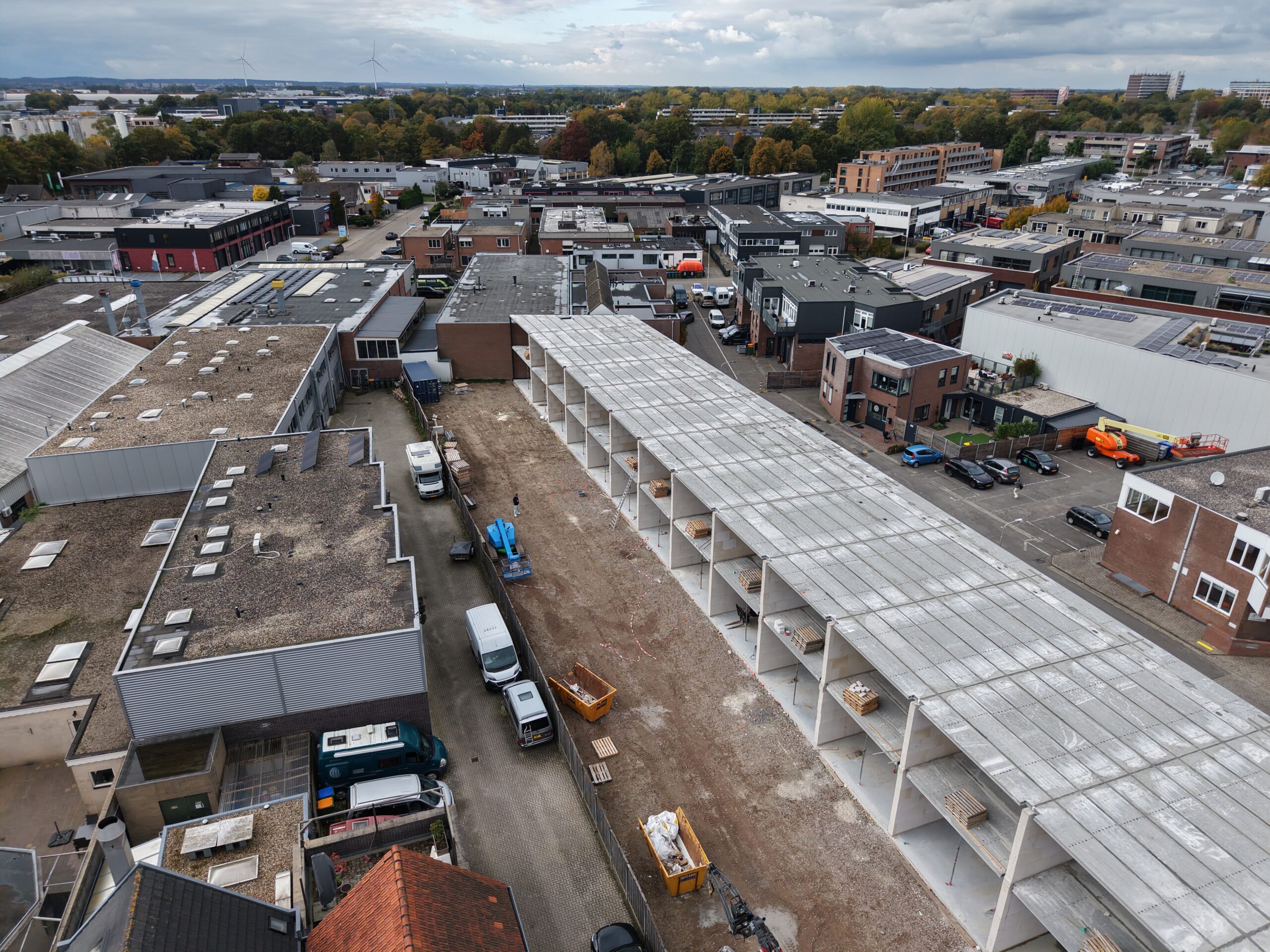 Het betonnen dak zit erop in Ede aan de hakselseweg voor de kantoorpanden