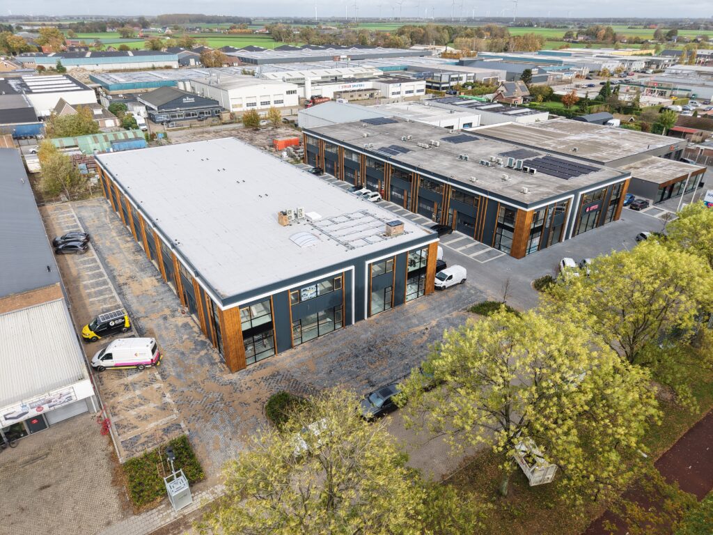 Opgeleverd bedrijfspand in Oudenbosch met moderne gevel en ruime parkeergelegenheid.