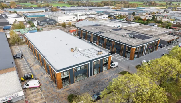 Opgeleverd bedrijfspand in Oudenbosch met moderne gevel en ruime parkeergelegenheid.