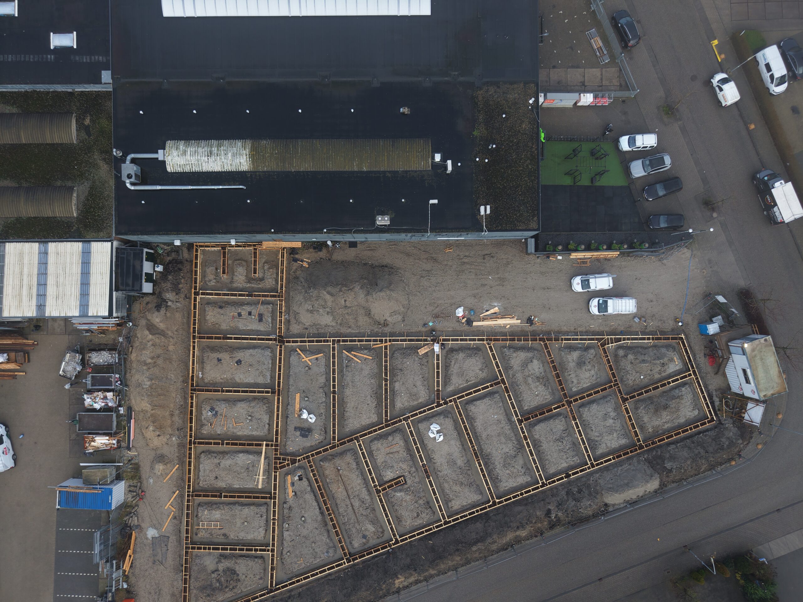 Voorbereiding stort funderingsbalken voor nieuwbouw bedrijfspand aan de Edisonweg in Woerden