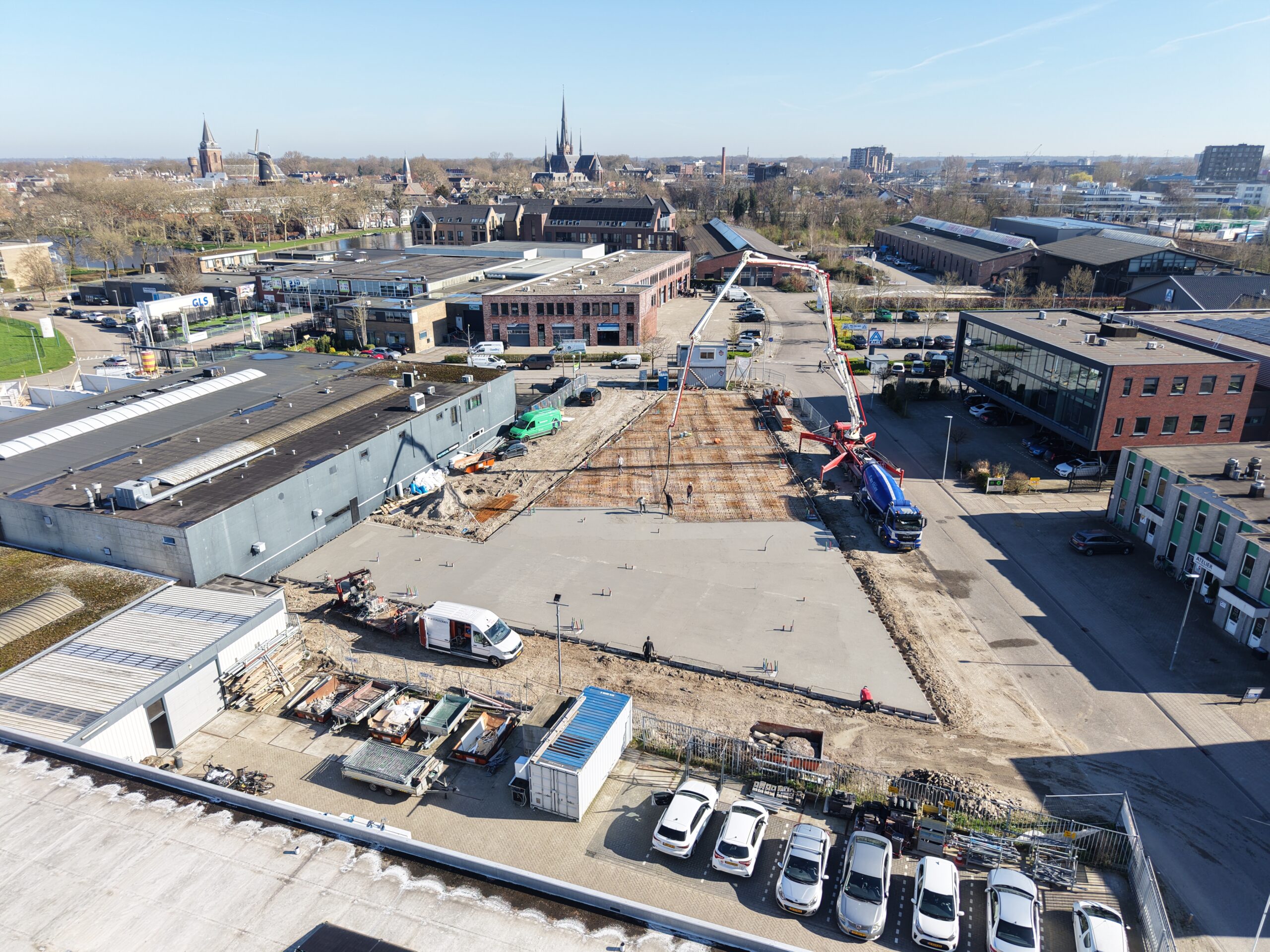 De begane gronvloer word gestort voor nieuwbouw bedrijfspand woerden