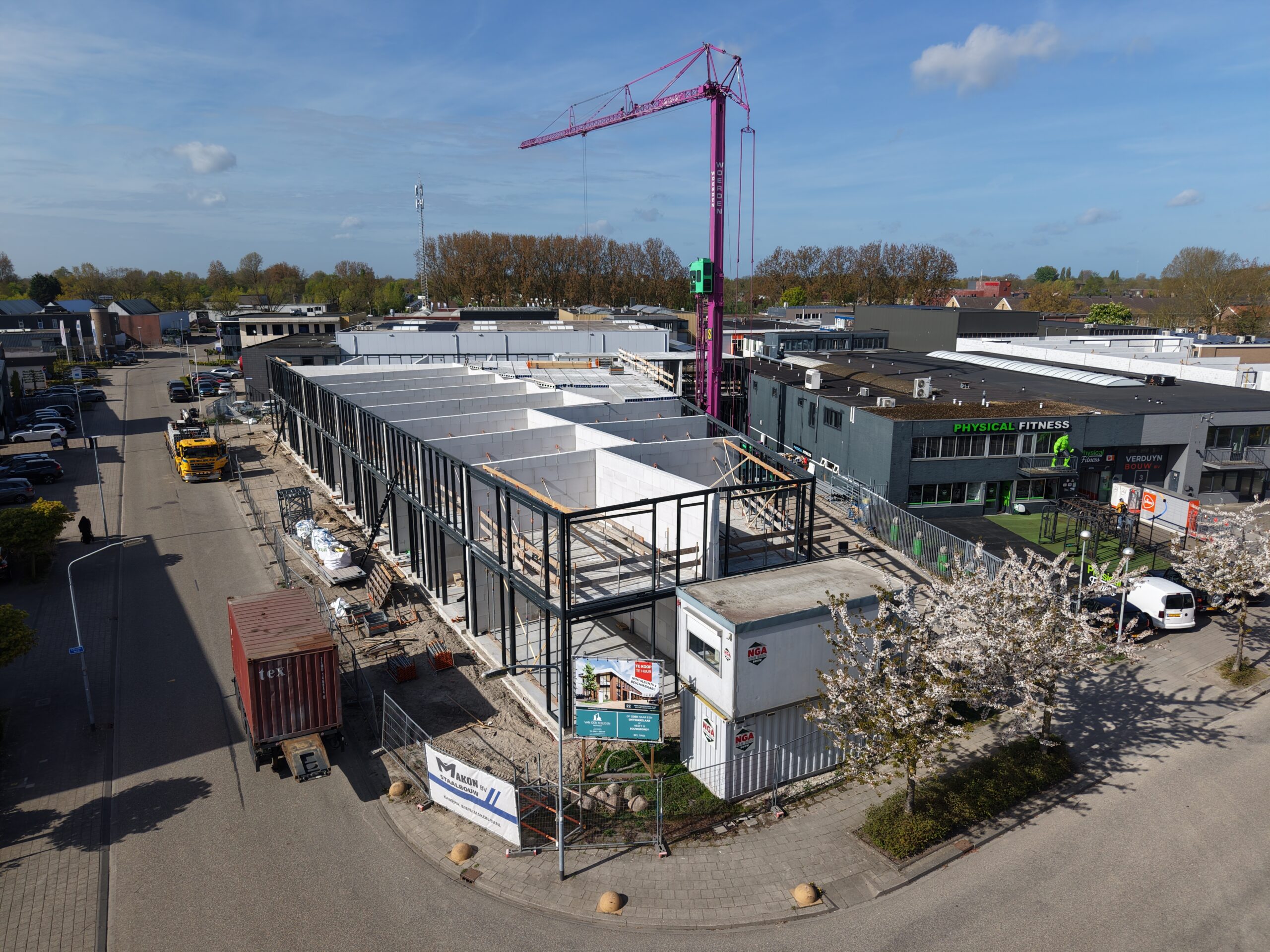 Dakvloer wordt gelegd bij nieuwbouw bedrijfspand in Woerden