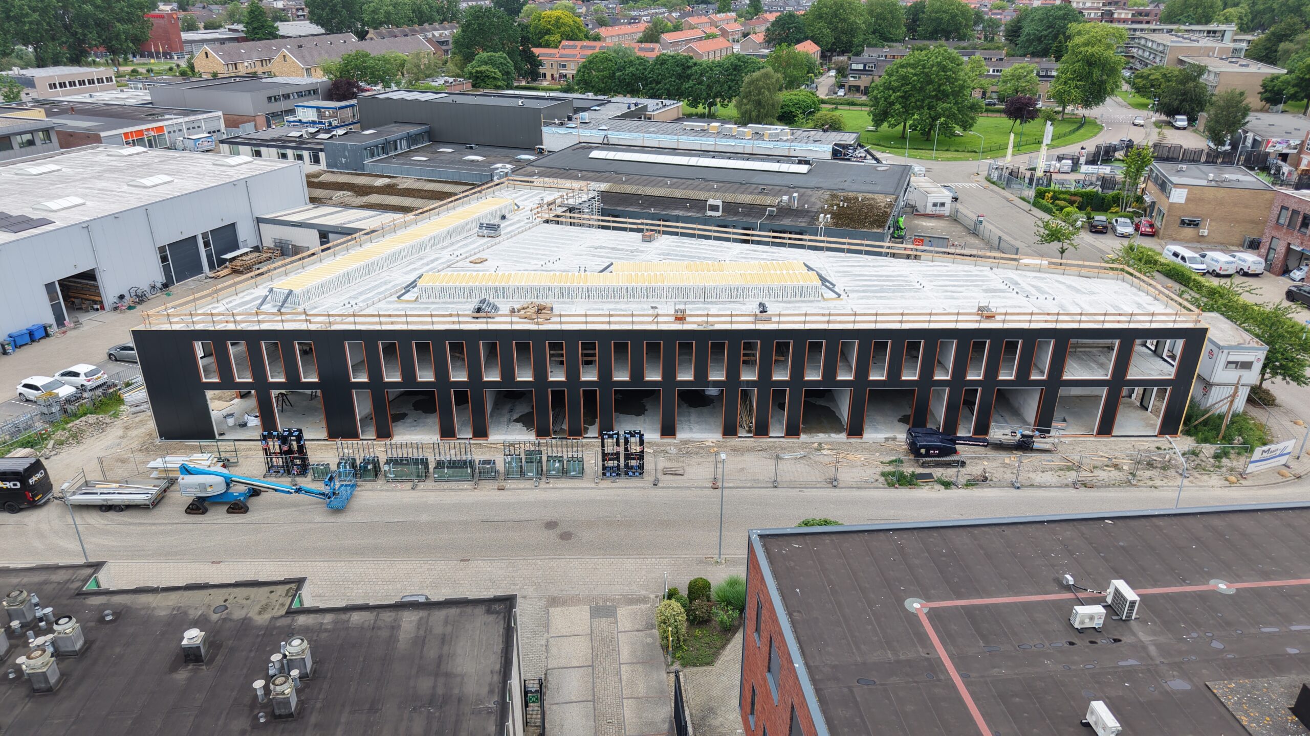 Gevelbeplating wordt gemonteerd bij bedrijfspand in Woerden