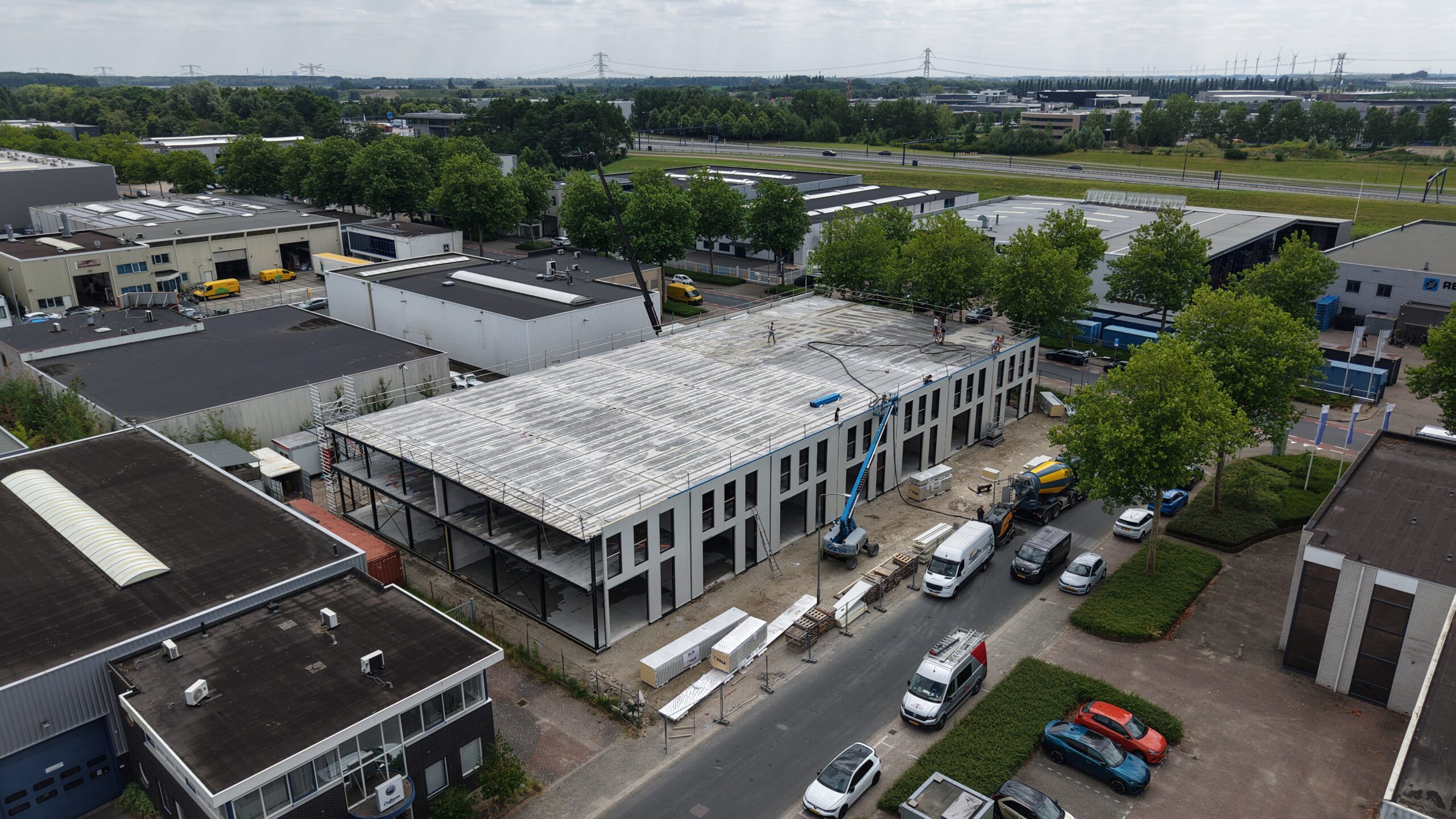 Dakvloer gereed: montage gevelbeplating gestart bij bedrijfspanden in Dordrecht