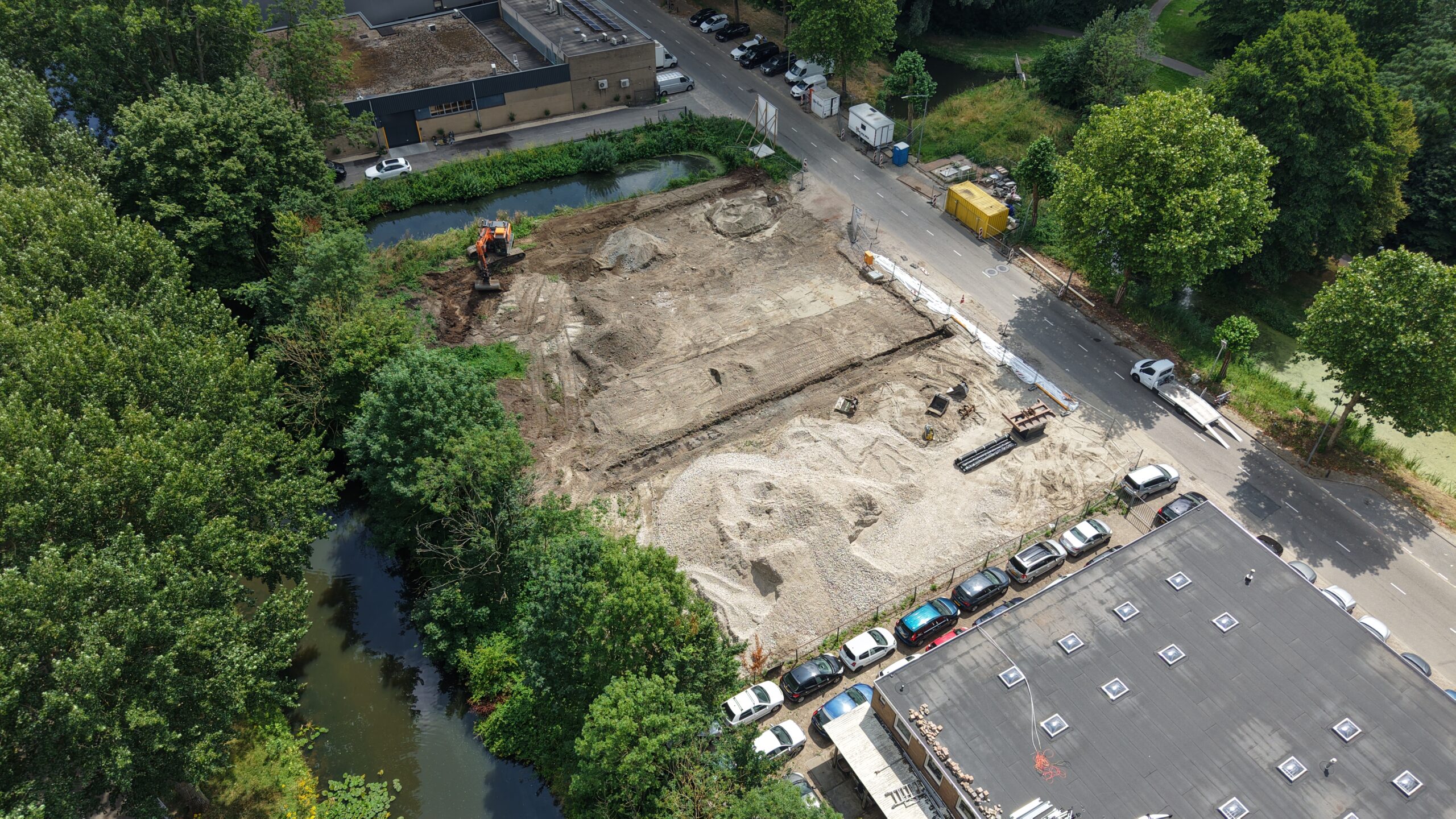Grondwerkzaamheden van bedrijfspand aan de Molenvliet in Zwijndrecht