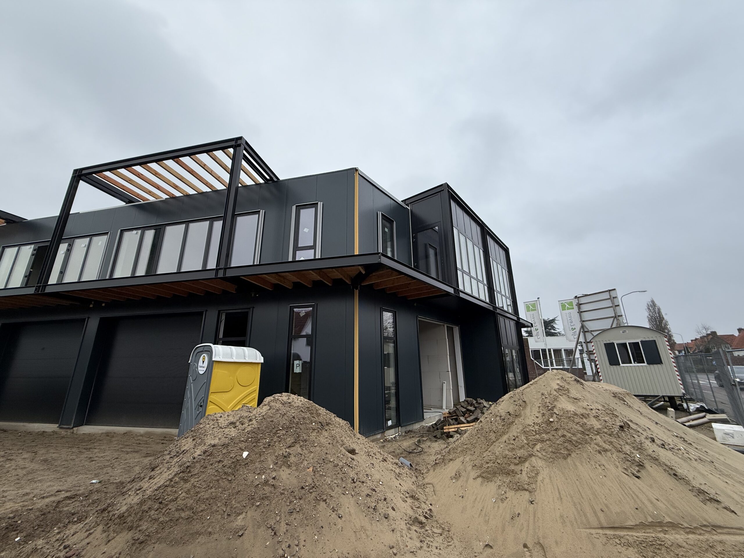 Hier zien we dat bij de kantoorpanden aan huis in Ede alles bijna klaar is nog maar een paar kleine details en dan is die klaar om op te leveren.