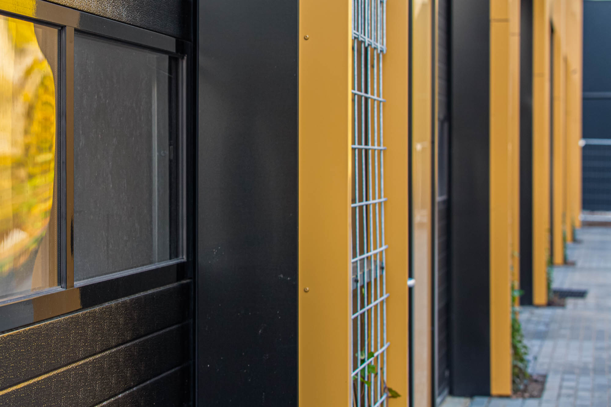 Een close-up van een bedrijfspand in Nijmegen dat is gerealiseerd door van der Meijden Vastgoed.