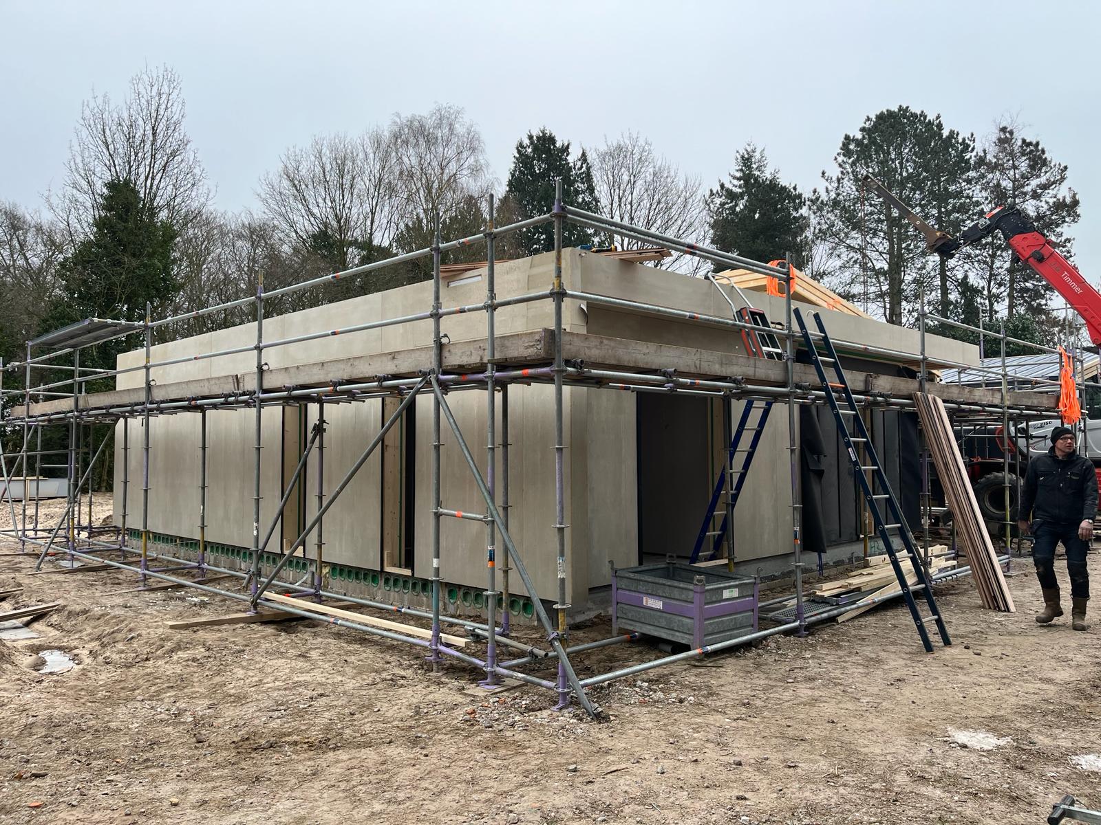 Hier in Bennekom wordt gebouwd aan de muren waar binnenkort dit huis af is en te koop komt te staan.
