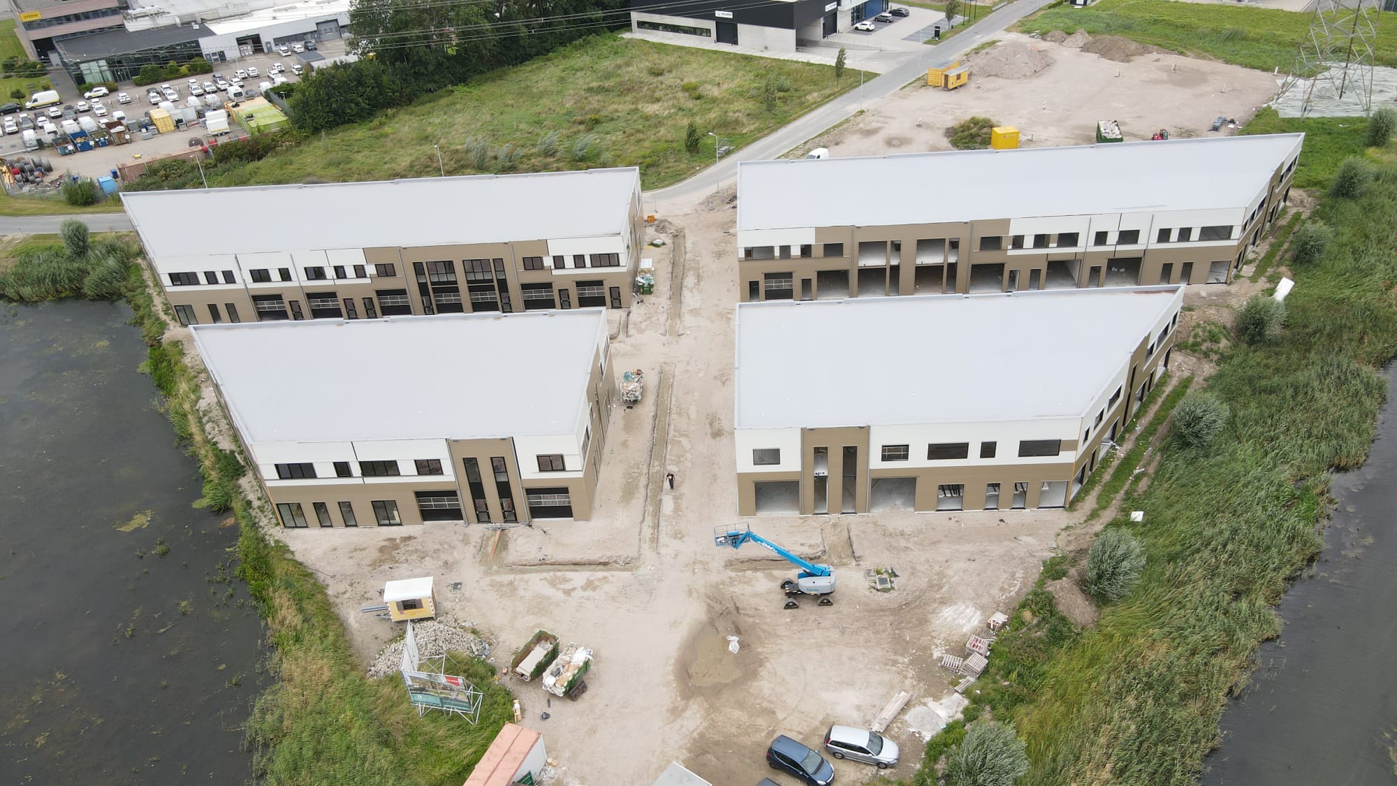 Daken afgebouwd met beton van de bedrijfspanden in Heinenoord