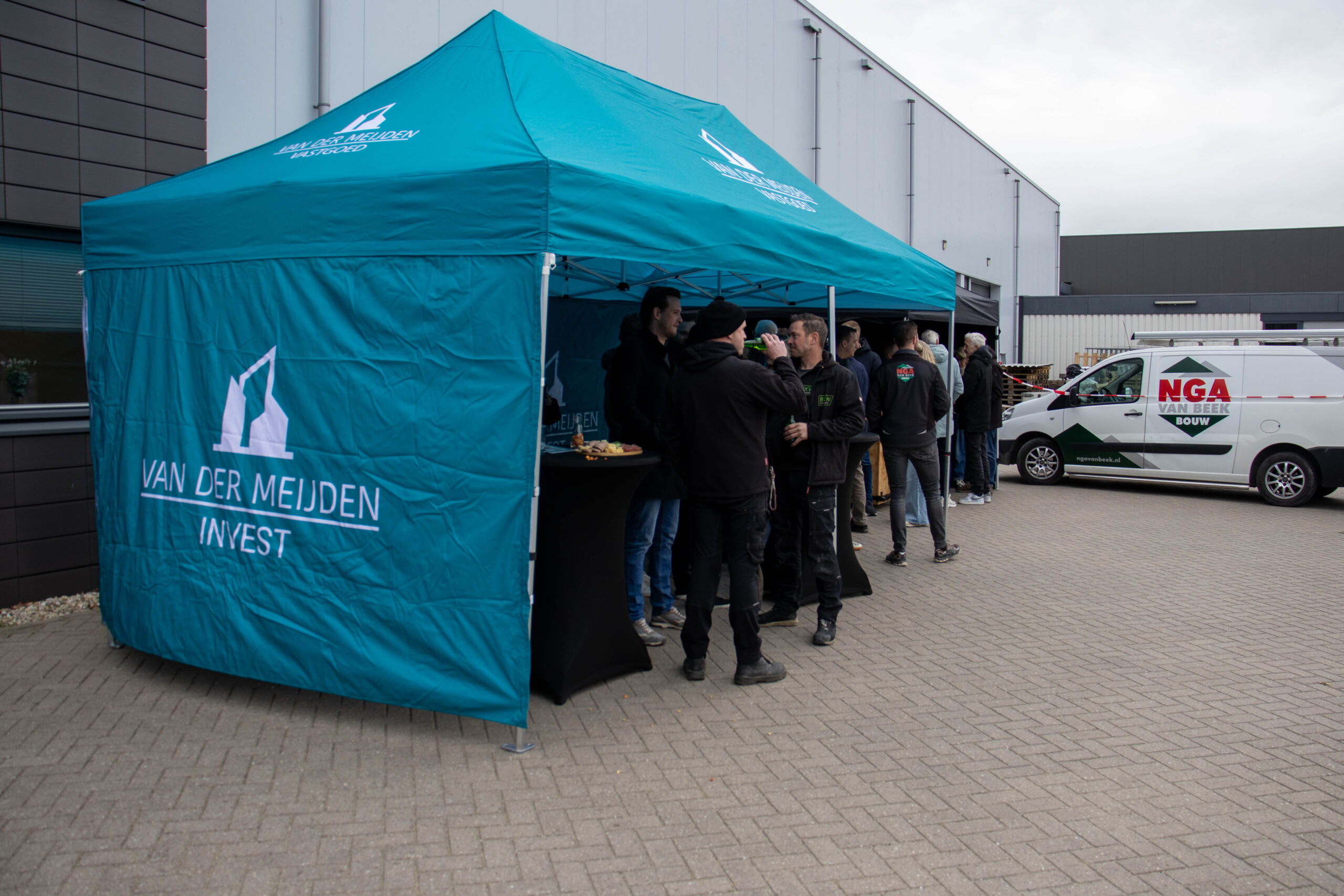Feesttent bij nieuw bedrijfspand in Woerden
