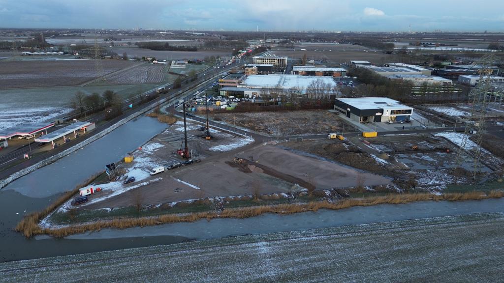 funderingspalen in de grond voor de bedrijfspanden in Woerden