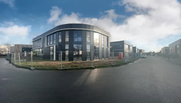 Een afbeelding van de bedrijfspanden in Dieren (nabij Arnhem). Bedrijfspanden die wind- en waterdicht zijn gemaakt.