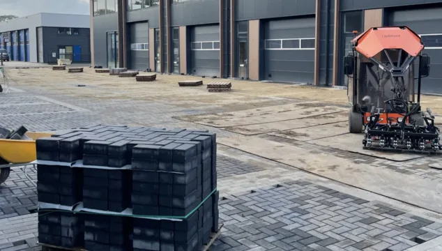 Een afbeelding van het straatwerk dat wordt gedaan bij de bedrijfspanden in Dieren, onder de rook van Arnhem.