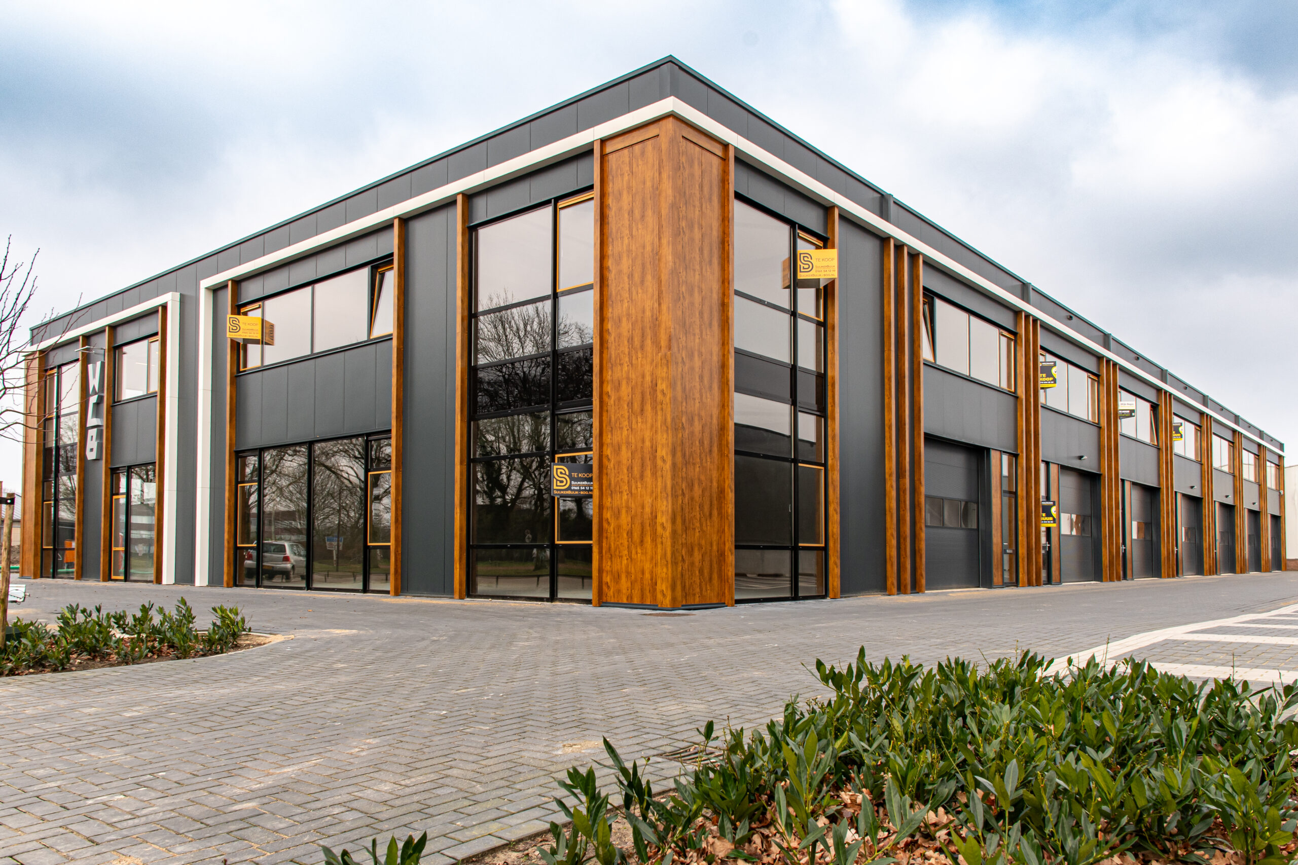 Afbeelding van een modern bedrijfspand in Oudenbosch dat is ontwikkeld door Van der Meijden Vastgoed.