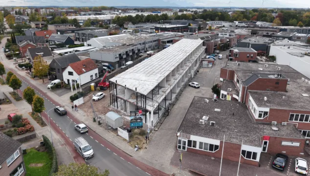 De dakvloer word gelegd in Ede aan de Hakselseweg