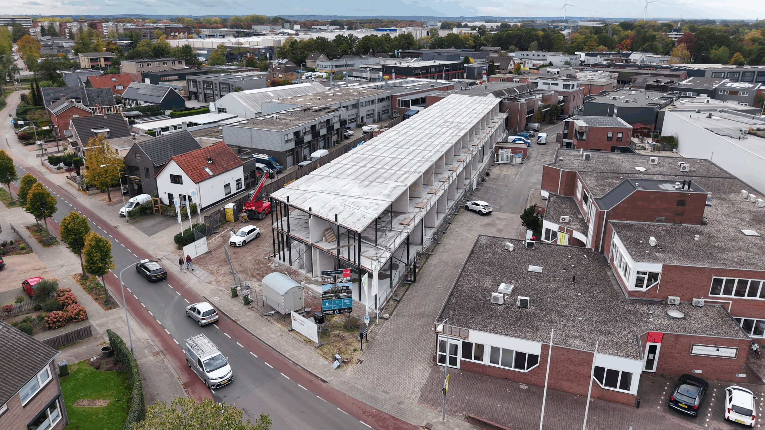 Dakvloer gelegd bij bedrijfspand in Ede: hoogste punt bereikt aan de Hakselseweg