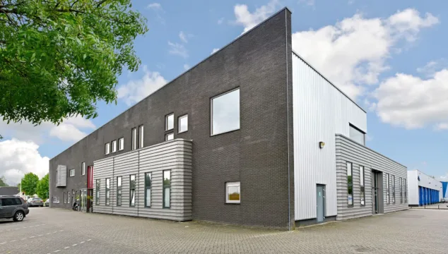 Voorgevel van bedrijfspand in Veenendaal