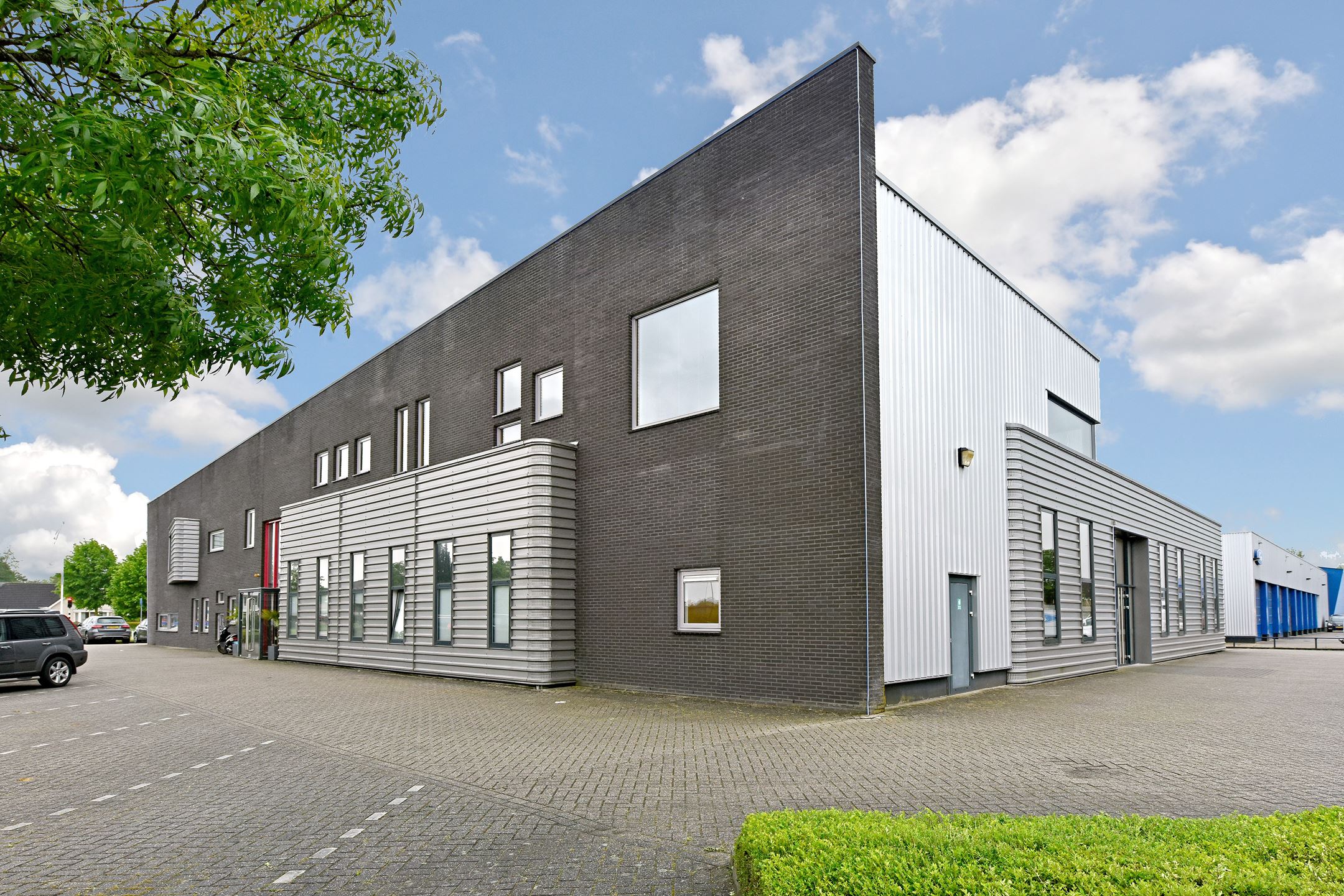 Voorgevel van bedrijfspand in Veenendaal