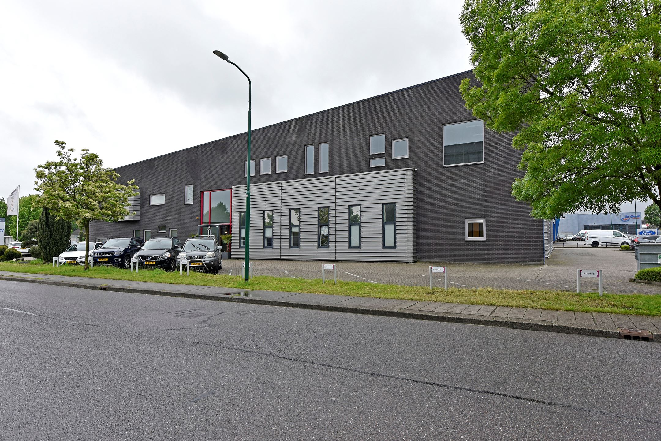 Moderne gevel van bedrijfspand in Veenendaal