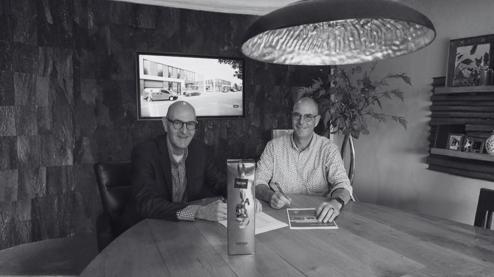 Dit is een foto van twee kopers uit Zwijndrecht die een bedrijfspand hebben gekocht aan de Molenvliet bij van der Meijden Vastgoed.