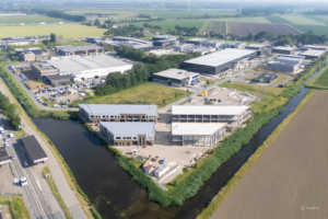 Een foto bovenaf genomen van de bedrijfspanden in Heinenoord. Hierbij is te zien dat de bedrijfspanden op links al wind en waterdicht zijn gemaakt.