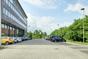 Een foto van een bedrijfsruimte met kantoor in Ede aan de Celsiusstraat. Parkeerplekken zichtbaar.