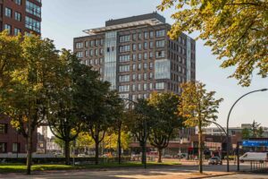 Modern appartementencomplex in het centrum van Enschede omringd door groen. Ideale locatie voor wie op zoek is naar een woning in Enschede om te kopen.