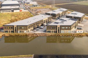 Moderne bedrijfspanden aan het water in Heinenoord, ideaal voor bedrijfspand kopen/huren in Rotterdam.