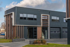 Zij aanzicht van bedrijfspand aan de kop van het gebouw. Gelegen in Dieren, nabij Anhem.