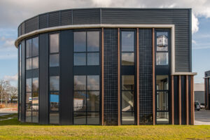 Bedrijfspand aan de kop van het gebouw in Dieren, nabij Arnhem.