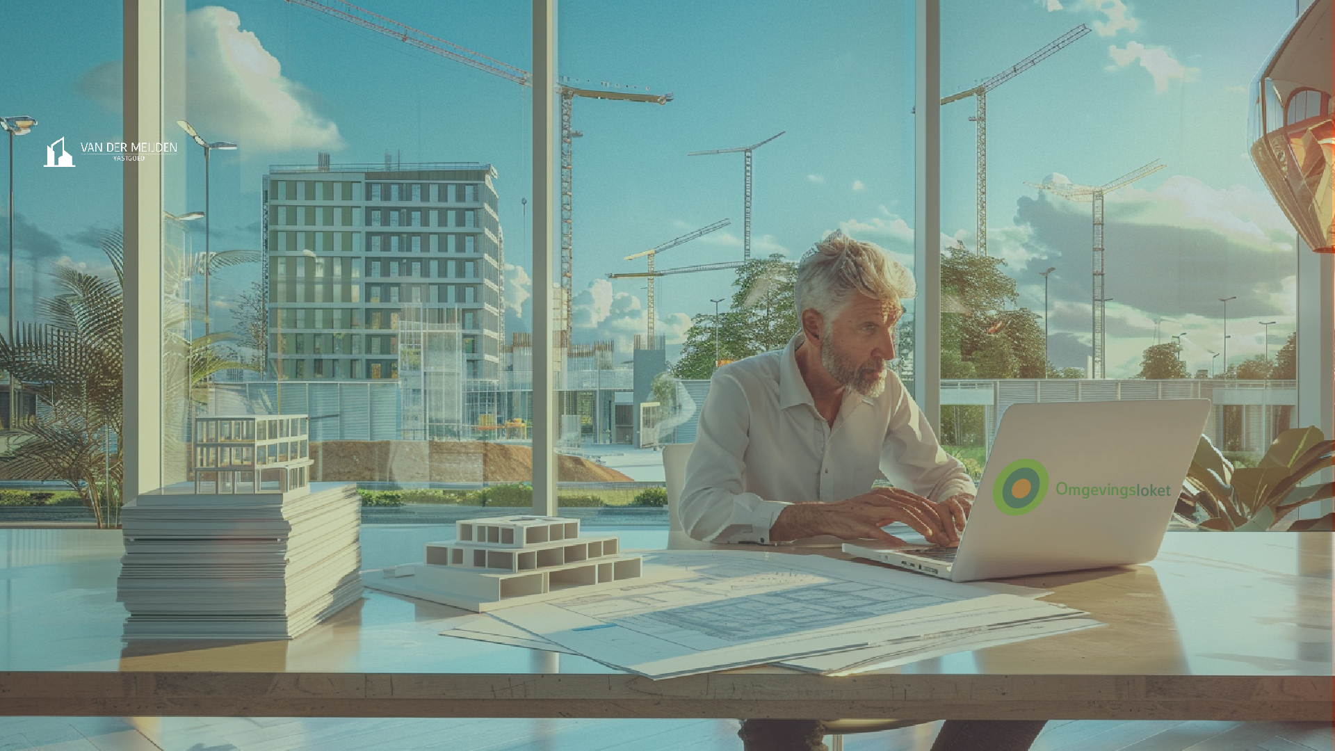 Architect of projectontwikkelaar werkt aan een bouwplan met het Omgevingsloket op zijn laptop, met een stedelijke bouwplaats en hijskranen op de achtergrond. Deze visualisatie benadrukt de rol van de nieuwe Omgevingswet bij het plannen en aanvragen van vergunningen voor bedrijfspanden.