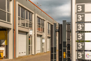 Buitenzijde met meerdere units en straatnaambord 'De Limiet 3' Bedrijfspanden aan De Limiet 3 in Vianen, strategisch gelegen bij Utrecht