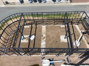 Bouwfoto van nieuwe bedrijfspanden in Dieren met opgetrokken staalconstructie, aantrekkelijk alternatief voor Arnhem.